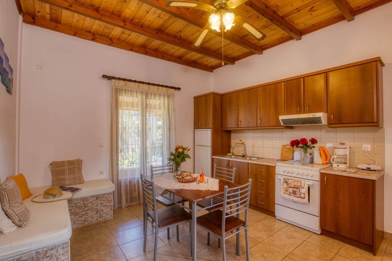 Christinas Apartments Ágios Matthaíos 外观 照片