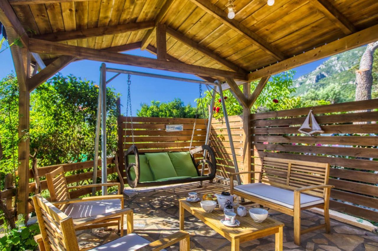Christinas Apartments Ágios Matthaíos 外观 照片