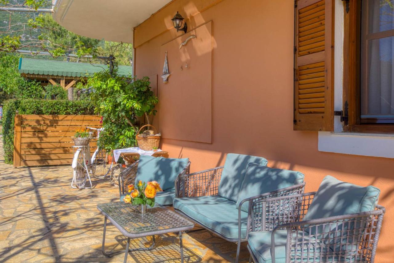 Christinas Apartments Ágios Matthaíos 外观 照片