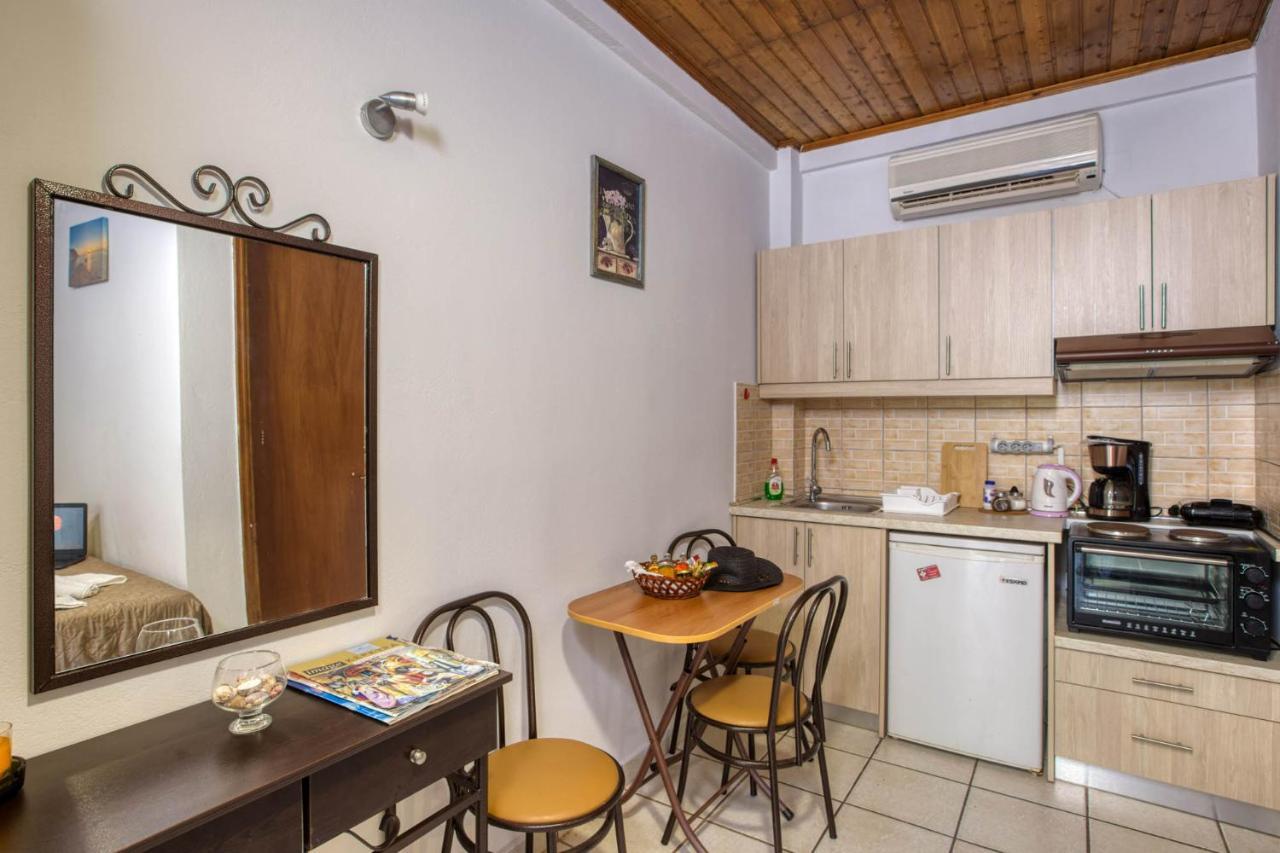Christinas Apartments Ágios Matthaíos 外观 照片