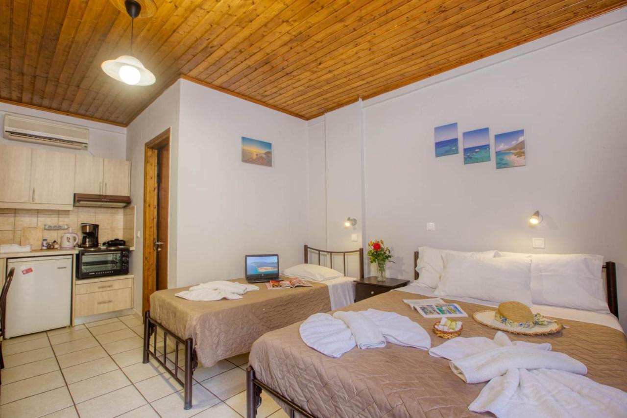 Christinas Apartments Ágios Matthaíos 外观 照片