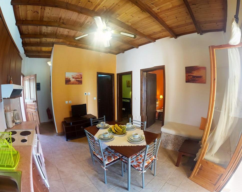 Christinas Apartments Ágios Matthaíos 外观 照片