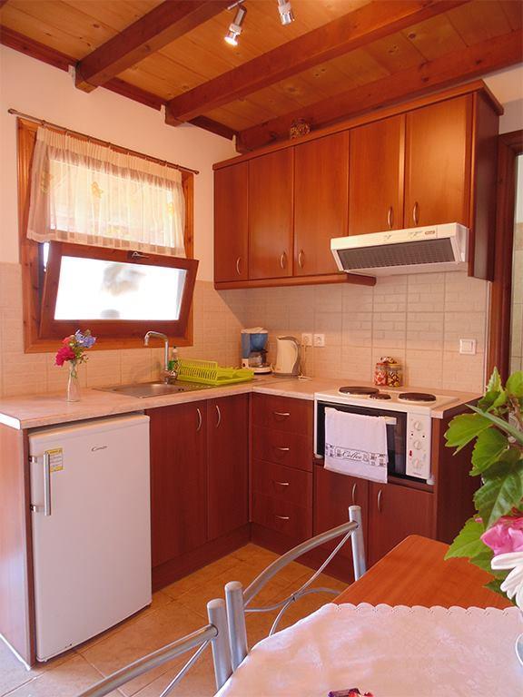 Christinas Apartments Ágios Matthaíos 外观 照片