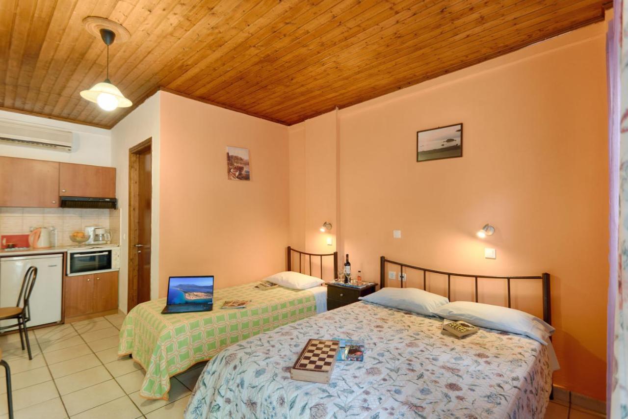 Christinas Apartments Ágios Matthaíos 外观 照片