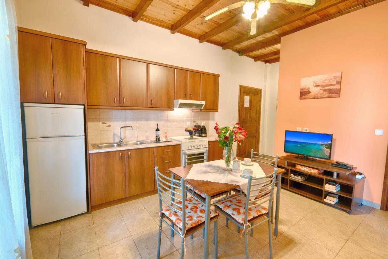 Christinas Apartments Ágios Matthaíos 外观 照片