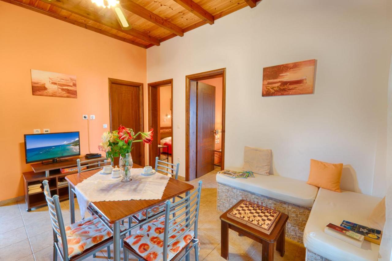 Christinas Apartments Ágios Matthaíos 外观 照片