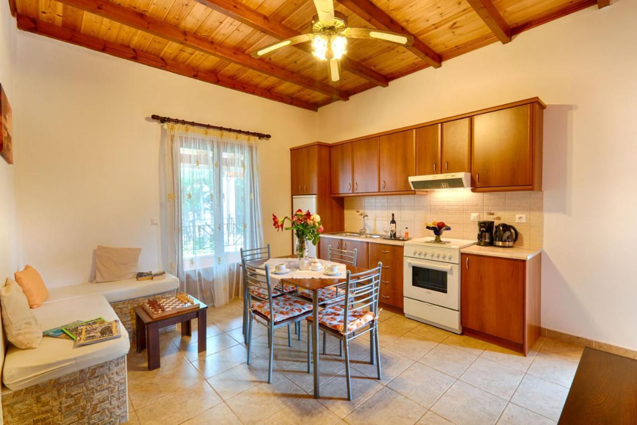 Christinas Apartments Ágios Matthaíos 外观 照片